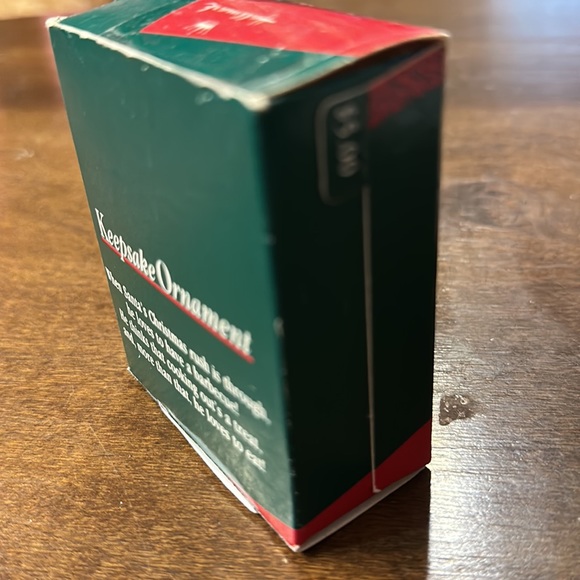 Hallmark Kiss  the Claus Ornament 1988 qx486-1 - Picture 2 of 3